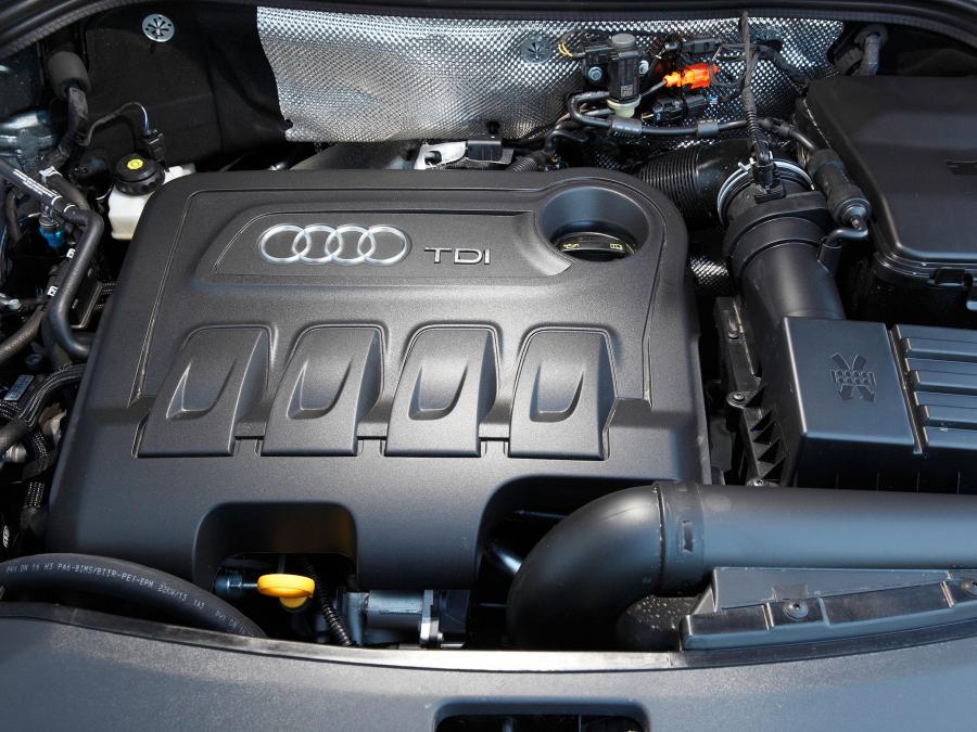Моторный отсек Audi Q3 2.0 TDI Quattro (8U) 2013 года  (AU) (фото 7 из 7)